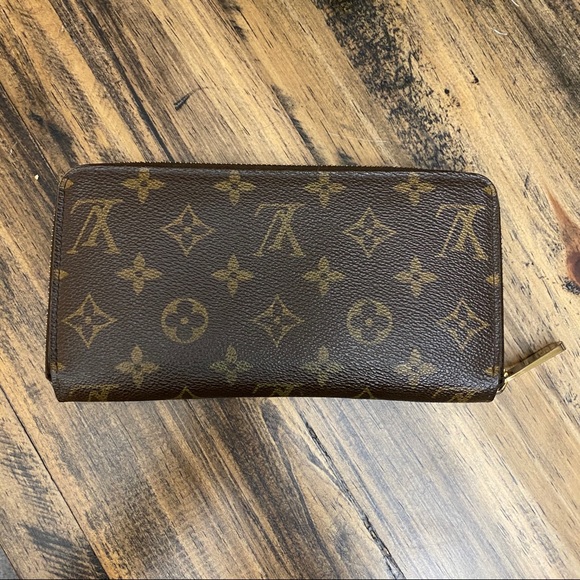 Louis Vuitton Zippy Wallet - Picture 2 of 8